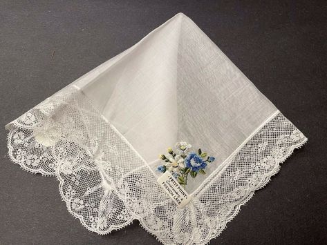 embroidery patterns Vintage Embroidery Handkerchiefs, Embroidery Hanky, Petit Point Embroidery, Embroidery Lace Border, Handkerchief Embroidery, Bird Embroidery Pattern, Bridal Handkerchief, Russian Embroidery, White Handkerchief