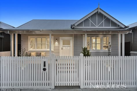 White Picket Fence House, Million House, Hamptons House Exterior, Queenslander House, Weatherboard House, Block House, White Fence, Bungalow Exterior, Home Exterior Makeover