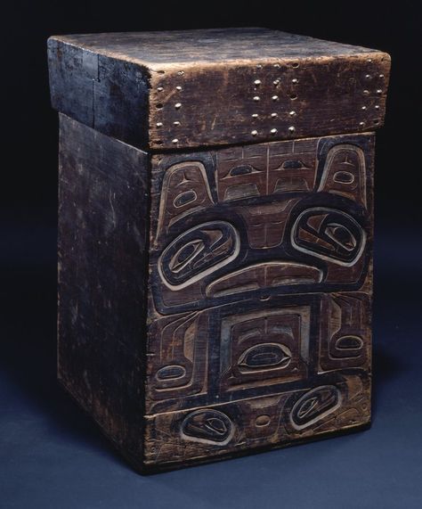 Tlingit or Haida bentwood box - 1600-1800 AD First Nations Doors, Native American Jewelry Box, Haida Art Pacific Northwest, Bentwood Box Haida, Kashmir Wood Carving, Native Artwork, Haida Art, Pacific Northwest Art, Inuit Art