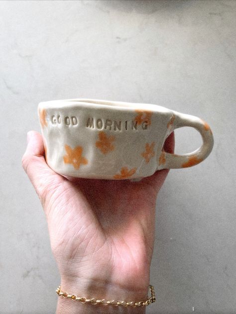 Air Dry Clay Mug Ideas, Cute Clay Cups, Clay Cup Ideas, Clay Coffee Mugs, Clay Cafe, Coffee Project, Mug With Name, Inexpensive Christmas Gifts, Birthday Gift For Friend