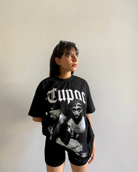 2pac Shirt Outfit Street Styles, Tupac Tee Outfit, Tupac Style Fashion, Black Baggy Tshirt Outfit, Tupac Outfits 90s Women, Tupac T Shirt Outfit, Tupac Tshirt Outfits, 2 Pac Outfit, 2pac Shirt Outfit