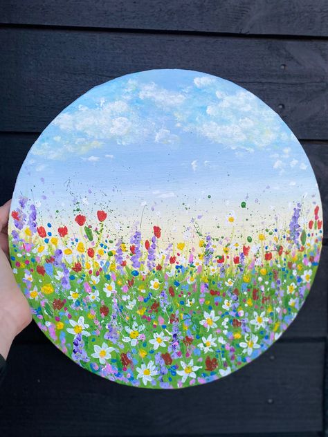 Flower Painting Round Canvas, Round Canvas Art Abstract, Round Canvas Inspiration, Things To Paint On A Round Canvas, Painting Ideas On Circular Canvas, Circle Board Painting, Circle Wood Painting Ideas Easy, Circular Canvas Painting Ideas, Circle Canvas Art Ideas