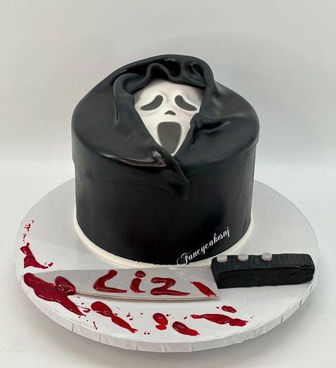 Cakes For Adults, Horror Cake Design, Scary Cakes Birthdays, Horror Bday Cake, Scream Cake Ideas Kids, Scream Cake Movie, Scream Birthday Cake Girl, Horror Movie Cake Ideas, Scream Themed Cakes