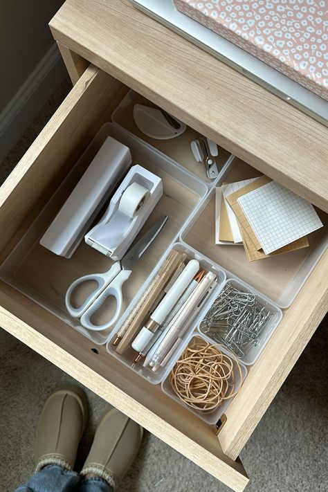 desk drawer organization Office Organization Aesthetic, Stationary Organization Aesthetic, Art Drawer Organization, Desk Organization Drawer, Work Desk Essentials, Desk Drawer Organization Aesthetic, Office Supplies Aesthetic, Organised Drawers, Office Desktop Organization