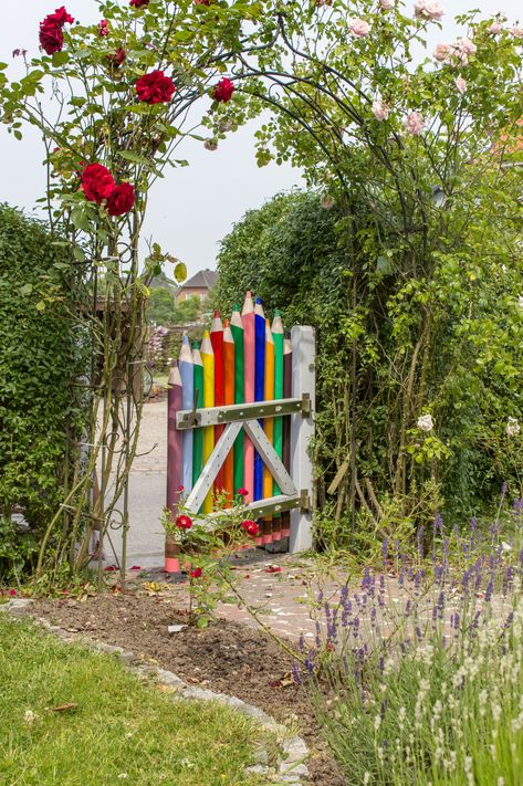 Cozy Garden, Rainbow Garden, Pallet Fence, Diy Fence, Front Yard Fence, Easy Landscaping, Fence Art, Backyard Paradise, School Garden