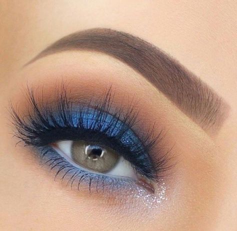 #maquillaje#belleza#moda Makeup Azul, Blue Eyeshadow Makeup, Mime Makeup, Make Up Designs, Blue Makeup Looks, Beautiful Eye Makeup, Makijaż Smokey Eye, Pinterest Makeup, Makeup Makeover