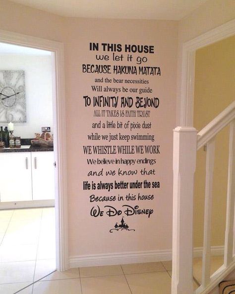 Disney quotes into a phrase Disney Apartment, Deco Disney, Disney Room Decor, Disney Sign, Disney Rooms, Diy Disney, Disney Wall, Disney Decor, In This House We