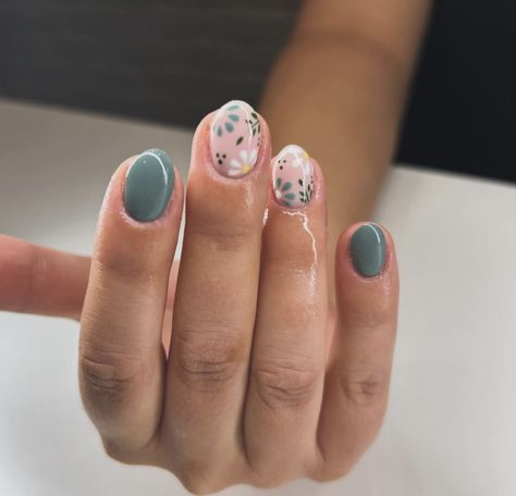 Short Nails Design Flowers, Ditsy Floral Nails, Spring Nails 2025 Trends, Mail Inspo Almond, Nails Fall Almond, Almond Nails Ideas Fall, Acrylic Nails Flower, Flower Design Nails, Wildflower Nails