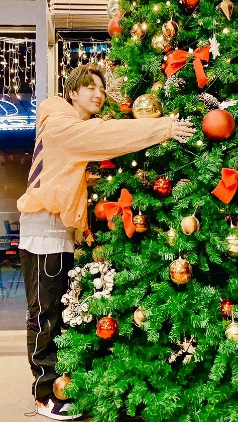 #hui #huipentagon #후이 #ptg #pentagon #펜타곤 #kpop #wallpaper #pentagon #aesthetic #lockscreenwallpaper #tiktok #wholesomeyum Pentagon Christmas, Pentagon Wallpaper, Christmas Wallpaper, Kpop Wallpaper, Lock Screen Wallpaper, Christmas Tree, Wallpapers, Holiday Decor, Christmas