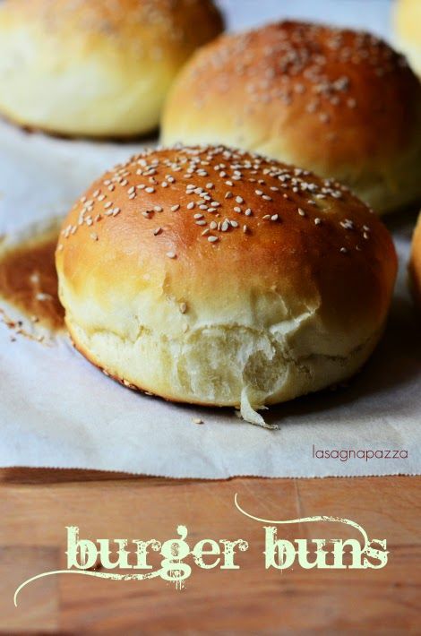 lasagnapazza: IL PERFETTO BURGER BUN HOME MADE – PANINI PER HAMBURGER Burger Bbq, Burger Buns Recipe, Pain Naan, Panini Hamburger, Burger Bun, Hot Cross Buns Recipe, Hamburger Meat Recipes, Hamburger Meat, Hamburger Buns