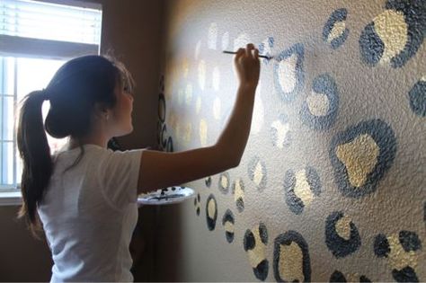 16 Awesome and Easy DIY Wall Decorating Ideas.  #walldecoratingideas #bestwalldesigntips #walldecoratingforhomes Cheetah Print Walls, Leopard Print Wall Art, Leopard Print Wall, Hallway Ideas Diy, Wall Paint Ideas, Leopard Wall, Wall Decorating Ideas, Art Supply Organization, Wall Decorating