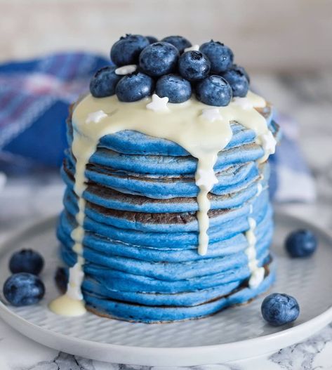 Andreea 🦋 Breakfast & more on Instagram: “VEGAN BLUE SPIRULINA PANCAKES served with melted chocolate and fresh blueberries 💙. This was our breakfast today and it was insanely good…” Blue Pancake, Movie Cakes, Blue Spirulina, Spirulina Powder, Pancake Stack, Blue Food, Blueberry Pancakes, Melting Chocolate, Superfoods