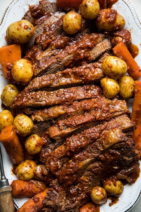 Beer Brisket Recipes, Passover Brisket Recipes Crock Pot, Braised Brisket Recipes, Ina Garten Brisket Recipe, Oven Roasted Brisket, Roasted Brisket, Jewish Brisket, Beef Roasts, Roast Brisket