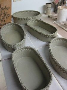 Handmade Baking Dish, Ceramic Casserole, Pottery Projects, Clay Plates, Ceramic Baking Dish, Pottery Workshop, Ceramic Workshop, Pottery Handbuilding, Slab Pottery