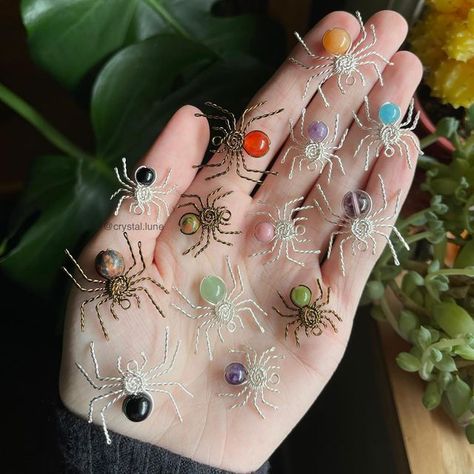 Skull Beads Crafts, Small Bead Crafts, Spider Wire Wrap, Beaded Spiders How To Make, Wire Crystal Jewelry, Wire Crystal Necklace, Bead Spiders, Crystal Business, Crystal Spider