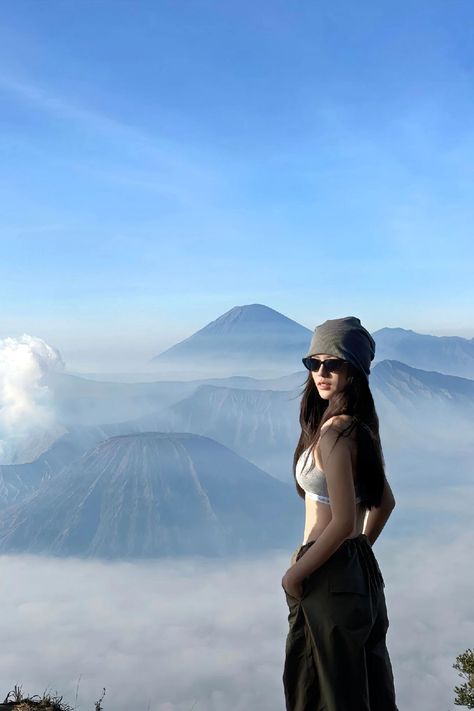 Pose In Mountain, Trekking Poses Photo Ideas, Trekking Photo Ideas, Mountain Outfit Aesthetic, Ootd Hiking Hijab, Bromo Outfit Ideas, Pics Ideas In Mountain, Mountain Poses Photo Ideas, Hiking Poses Photo Ideas