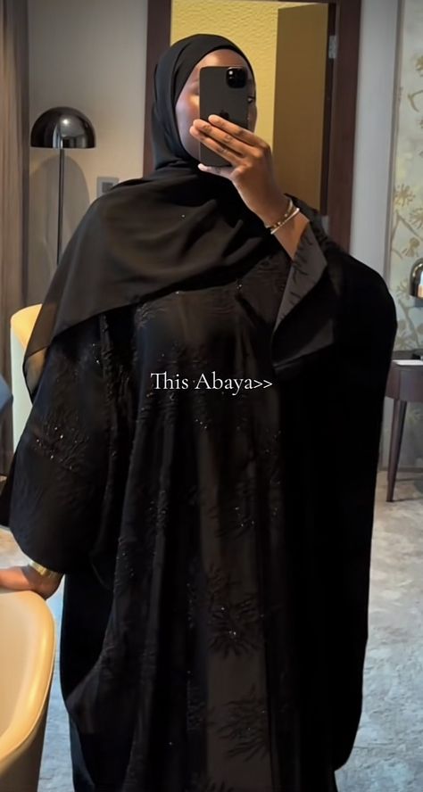 Islamic Outfits For Women, Black Muslim Women, Abaya Fits, Abaya Noir, Black Abaya Designs, Outfit Modest, Dubai Abaya, Black Abaya, Hijab Style Tutorial