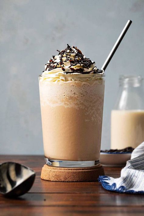 Coffee Drinks Ideas, Iced Coffee Frappe, Homemade Frappe, Vanilla Frappe, Coffee Frappuccino, Homemade Frappuccino, Frappe Recipe, Caramel Frappuccino, Coffee Recipes Starbucks