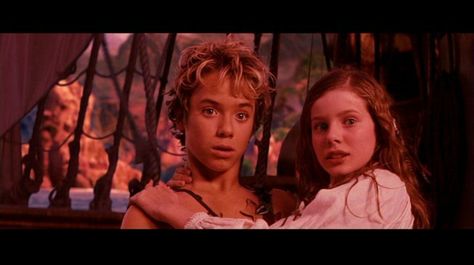 Peter saves Wendy Jeremy Sumpter And Rachel, Jeremy Sumpter Peter Pan, Peter Pan 2003, Rachel Hurd Wood, Peter Pan 3, Peter Pan Movie, Jeremy Sumpter, Wendy Darling, Robbie Kay