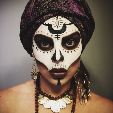 Cool Halloween makeup idea: Voodoo Priestess! This is a cool twist on the classic sugar skull make up IMO! Voodoo Makeup Woman Witch Doctor, Diy Voodoo Priestess Costume, Voodoo Makeup Woman, Voodoo Queen Makeup, Voodoo Witch Makeup, Voodoo Priestess Makeup, Witch Doctor Makeup, Voodoo Makeup, Witch Doctor Costume