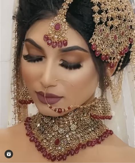 Pakistani Nath Bridal, Baraat Jewelry, Hairstyle For Bride, Nath Bridal, Indian Brides Jewelry, Desi Things, Bridal Makeup Videos, Glittery Eye Makeup, Bridal Hairstyle Indian Wedding