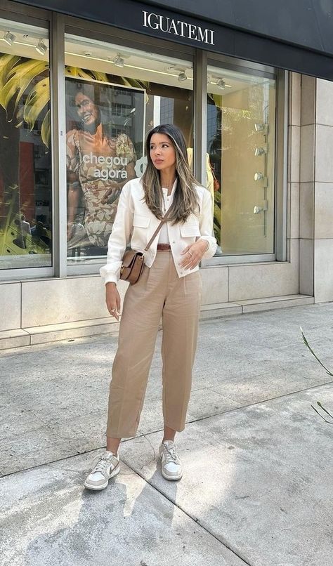 Nude Trousers Outfit, Trousers Outfit Work, Cream Trousers Outfit, Beige Trousers Outfit, Nude Trousers, Wide Leg Trousers Outfit, France Outfits, Nude Outfits, Trouser Outfit