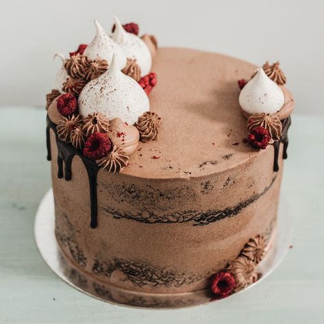 Wedding Cake And Brownies, Chocolate Frosting Cake Decorating Ideas, Chocolate Cake Ganache Decoration, Chocolate Frosting Wedding Cake, Naked Cake Ideas, Naked Cake Decorating Ideas, Naked Chocolate Cake, Rustic Chocolate Cake Birthday, Simple Chocolate Ganache Cake Design