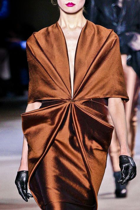 haider ackermann Haider Ackermann, Copper Color, Fashion Details, Paris Fashion, Runway Fashion, Paris Fashion Week, Alexander Mcqueen, High Fashion, Hair Hair