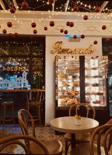 Christmas Coffee Shop Aesthetic, Christmas Bakery Aesthetic, Christmas Bakery Decorations, Winter Cafe Aesthetic, Christmas Cafe Decor, Christmas Cafe Aesthetic, Coffee Shop Christmas Decorations Ideas, Christmas Decor Cafe, Cafe Christmas Decorations