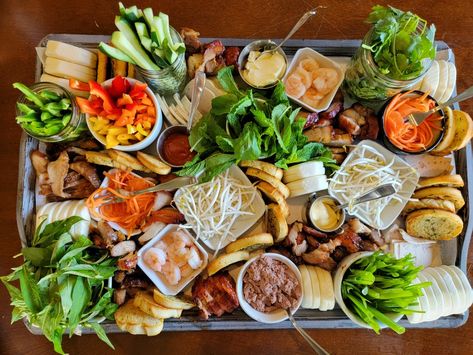 Charcuterie Board Asian, Banh Mi Platter, Asian Grazing Table, Japanese Charcuterie Board, Bahn Mi Charcuterie Board, Asian Charcuterie Board Ideas, Banh Mi Charcuterie Board, Platter Meals, Asian Charcuterie Board