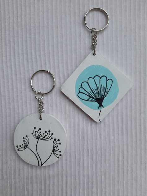 Mdf Keychain Painting Ideas, Wooden Keychain Painting, Hand Painted Keychain, Keychain Painting, Keychain Diy Easy, Canvas Keychain, Keyring Craft, Painted Magnets, Friendship Crafts