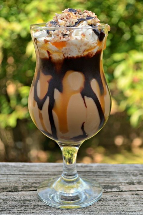 Irish Cocktails, Turtle Coffee, Irish Coffee Recipe, Heath Bar, Chocolate And Caramel, Ice Cream At Home, Caramel Syrup, Cocktail Ingredients, Coffee Drink Recipes