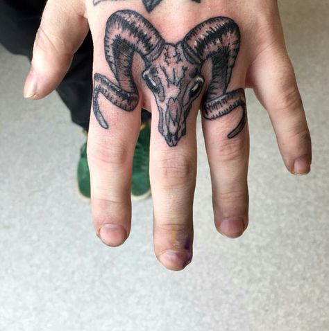 Skull Tattoo Finger, Skull Finger Tattoo, Skull Tattoo Hand, Ram Skull Tattoo, Skull Finger Tattoos, Wörter Tattoos, Pagan Tattoo, Ram Tattoo, Tattoo Finger