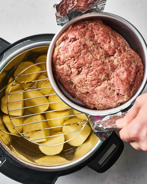 Meatloaf Potatoes, Meatloaf And Mashed Potatoes, Instant Pot Meatloaf, Recipe Instant Pot, Pot Accessories, How To Cook Meatloaf, Recipes Beef, Best Instant Pot Recipe, Easy Instant Pot Recipes