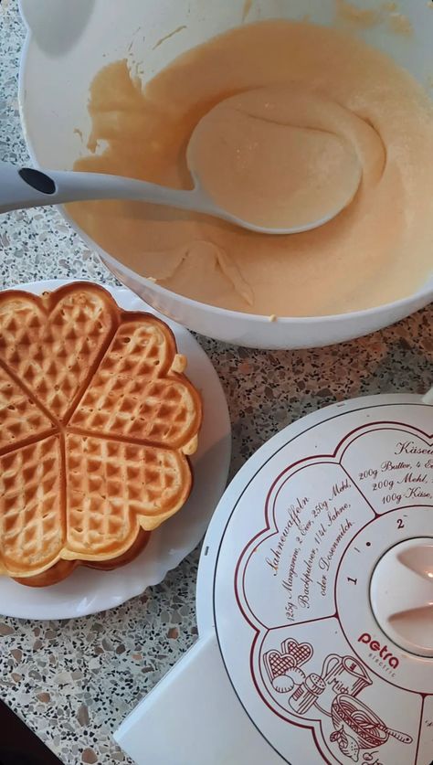 #waffles #waffeleisen #waffelteig #waffelnbacken #waffelmuster #waffelliebe #waffelrezept #rezept #aesthetic #baking #bakingrecipe #backen #dateideas #backideen Jelly Doughnuts, Cocktail Night, Jelly, Waffles