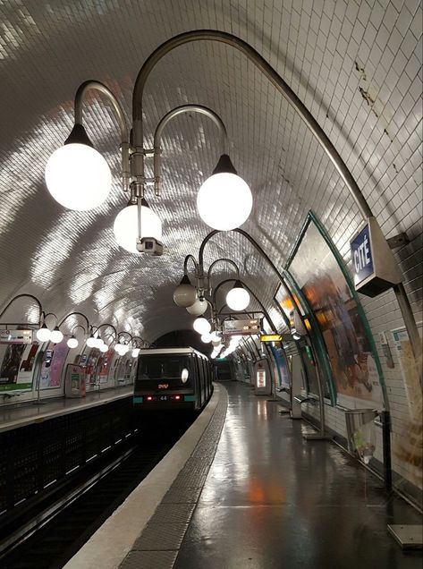 Paris Lamp, Anna And The French Kiss, Metro Paris, About Paris, Paris Metro, Me Against The World, Miami Houses, Amazing Buildings, Pretty Lights