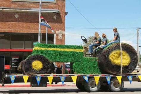 Christmas Floats Parade Ideas, Ffa Fundraiser, Decorated Hay Bales, Parade Float Theme, Halloween Parade Float, Christmas Floats, Hay Bale Art, Homecoming Floats, Christmas Parade Floats