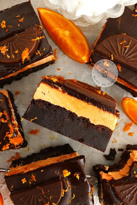 Vegan chocolate orange brownie on its size. Vegan Chocolate Orange Cake, Vegan Bars Dessert, Vegan Citrus Dessert, Vegan French Desserts, Vegan Cakes Recipe, Easy Chocolate Ganache, Orange Desert, Vegan Dessert Bars, Brownie Vegan