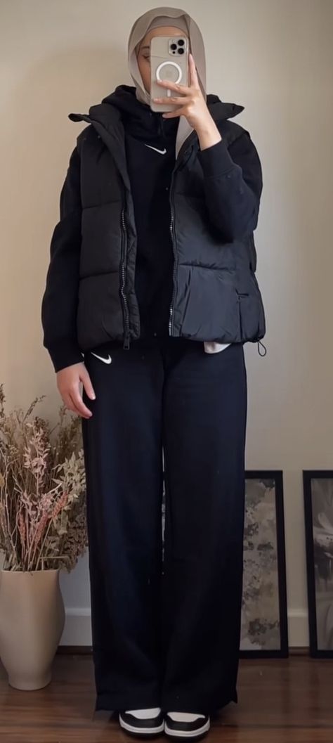 Outfits With Black Zip Up Hoodie, Nike Phoenix Fleece Outfit, Nike Zip Up Hoodie Outfit, Zip Up Hoodie Outfit Aesthetic, Gilet Outfit Women, Sweater Hijab, Hoodie Outfit Aesthetic, Gilet Outfit, Nike Sportswear Phoenix Fleece