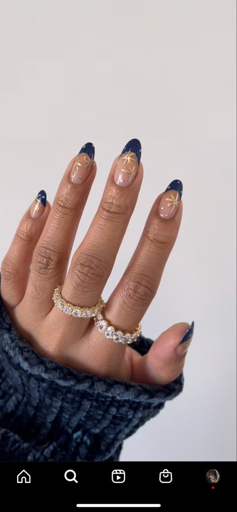 Bilder Gel Nail Art, Nails Design For Winter, Simple Blue And Gold Nails, Blue Nails Autumn, Nails That Match Blue Dress, Dark Blue With Gold Nails, Prom Nail Ideas Blue, Hoco Nails Dark Blue, Christmas Nails Navy Blue