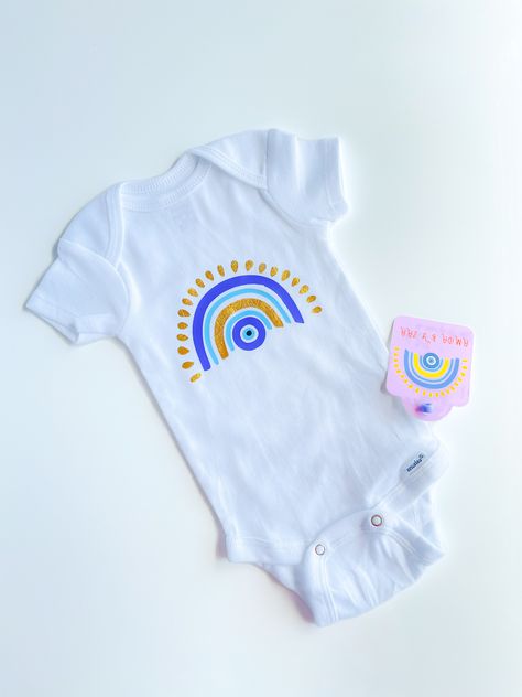 Painted Baby Onesies, Onesie Painting Ideas, Baby Fashion Newborn, Onesie Ideas, Baby Toms, Custom Baby Onesies, Baby Painting, Baby Shawer, Baby Shower Outfit