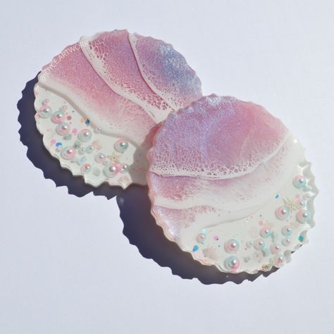 Pearl Resin Coasters, Pink Resin Coasters, Resin Pearl, Diy Resin Accessories, School Holiday Crafts, Agate Art, Resin Crafts Tutorial, Handmade Packaging, Diy Resin Projects