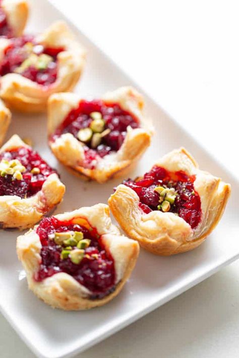 Cranberry brie bites are simple and easy puff pastry appetizers for the holidays that quickly comes together in just 15 minutes! Cranberry Bites, Cranberry Brie Bites, Puffed Pastry, Brie Cranberry, Brie Puff Pastry, Cranberry Brie, Puff Pastry Appetizers, Pastry Appetizer, Brie Bites