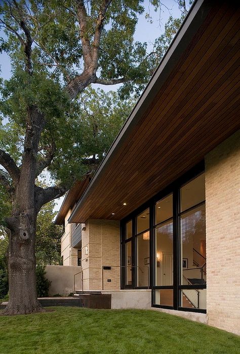 Mathews House by Hugh Jefferson Randolph Architectstecho exterior Pintura Exterior, Front Doors With Windows, Product Testing, Brick Exterior House, Austin Homes, Modern Mansion, Patio Door, White Brick, Design Exterior