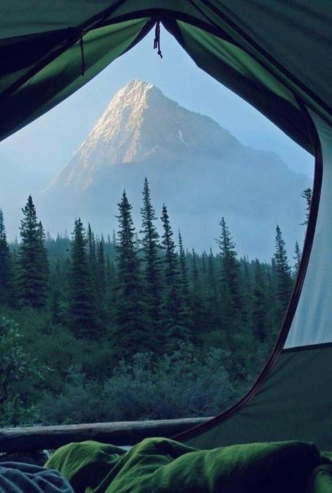 Dieses Zelt, das perfekt den Berg einrahmt. 23 beeindruckende Bilder, die dich und deine Seele beruhigen werden Zelt Camping, Mountain Aesthetic, Travel Motivation, Camping Nature, Camping Aesthetic, Camping Photography, Mountain Photography, 판타지 아트, Camping Experience