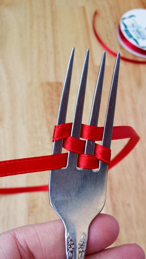 Use a Fork to Create Perfect Little Bows - Destination Decoration Fork Bow, Homemade Bows, Bows Diy Ribbon, Diy Bows, Diy Outdoor Decor, Tiny Bow, Diy Cardboard Furniture, Bow Tutorial, Repurposed Furniture Diy