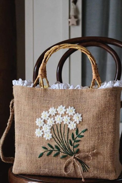 Tote Bag Ideas, Handbag Sewing Patterns, Handmade Fabric Bags, Simple Hand Embroidery Patterns, Sac Diy, Jute Tote Bags, Diy Bag Designs, Bag Pattern Free, Diy Bags Patterns