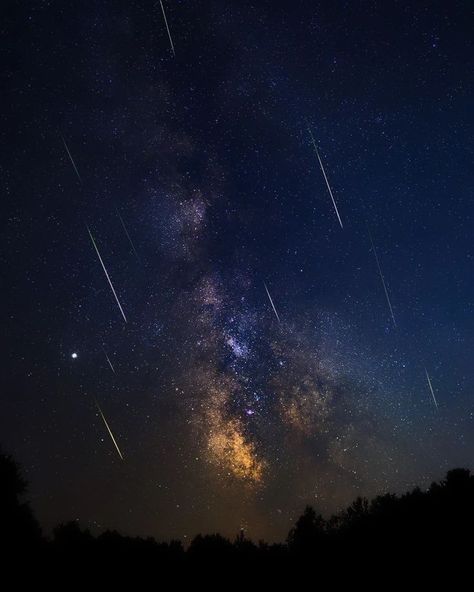 I heared one of the best place to star gazing, and watching shooting stars is Turkey. Until then this year i made it to the Grand Feldberg to watch shooting Stars. I was there for a few hours. Enough to see some. Amazing how many people sinultaneously have the same thought. A collective thought. The place was crowded. I couldn't reach the top by car. The police was there as a barriere. I had to walk there. I wasn't prepared. Next year food, drinks, 2 blankets a couple pillows and a lot of ... Star Watching Aesthetic, Watching Stars Aesthetic, Shooting Stars Aesthetic, Shooting Star Aesthetic, Star Gazing Aesthetic, Night Sky Photography Stars, Star Watching, Blood Hunter, Lost Stars