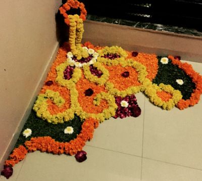 Flower Rangoli Designs For Diwali - Anamika Mishra Flower Rangoli Ideas For Diwali, Samai Decoration With Flowers, Samai Decoration Idea, Welcome Rangoli With Flowers, Floral Rangoli Designs Diwali, Flower Rangoli Designs Ideas Diwali, Simple Flower Rangoli Diwali, Rangoli Designs With Flowers Petals, Rangoli From Flowers