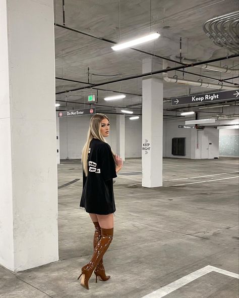 Fit ideas Knee High Boots Outfit Street Style, Oversized Shirt With Boots Outfit, Oversized Shirt With Heels, Denim Shorts And Thigh High Boots Outfit, Oversized Shirt Outfit With Heels, Thigh High Boots Heels Outfit, Graphic Tee With Heels, Graphic Tee And Heels Outfit, Oversized Shirt And Heels